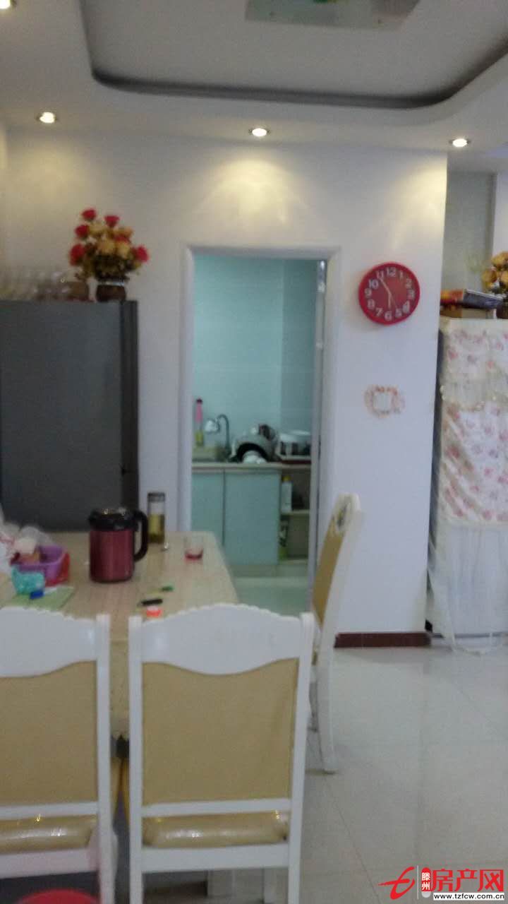 該房為新房南戶，精裝修，兩梯三戶，位于荊河東路路南。