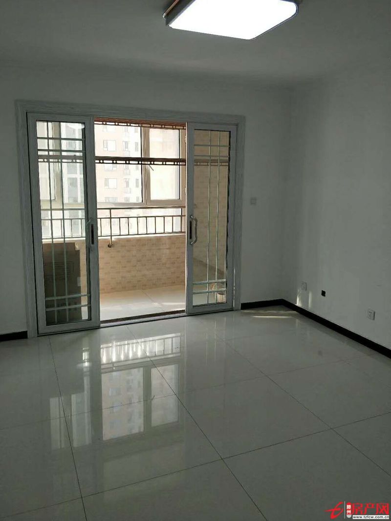 春秋閣小區，三樓暖氣，可以貸款七十八平三室一廳