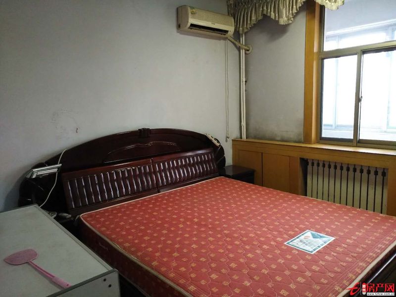 荊河北岸，前面無遮擋，陽臺上可觀荊河夜景景色。拎包入住。