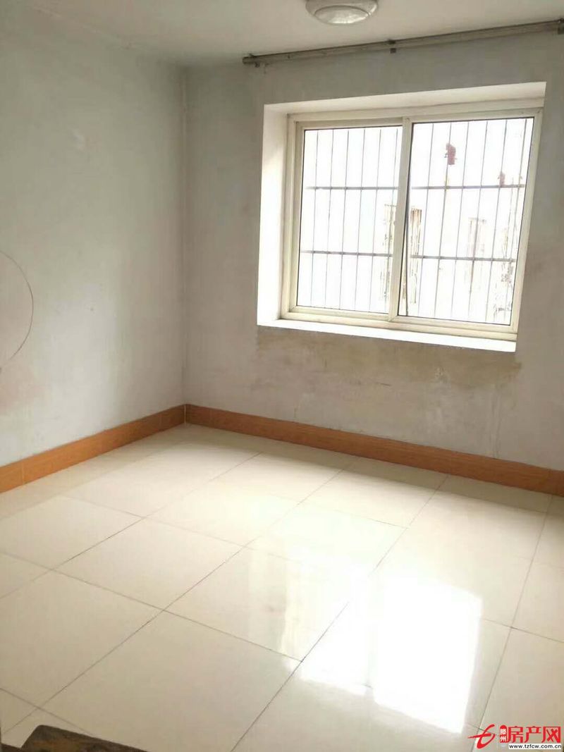 房產中介，龍泉苑二樓，三室一廳，簡裝，可貸款