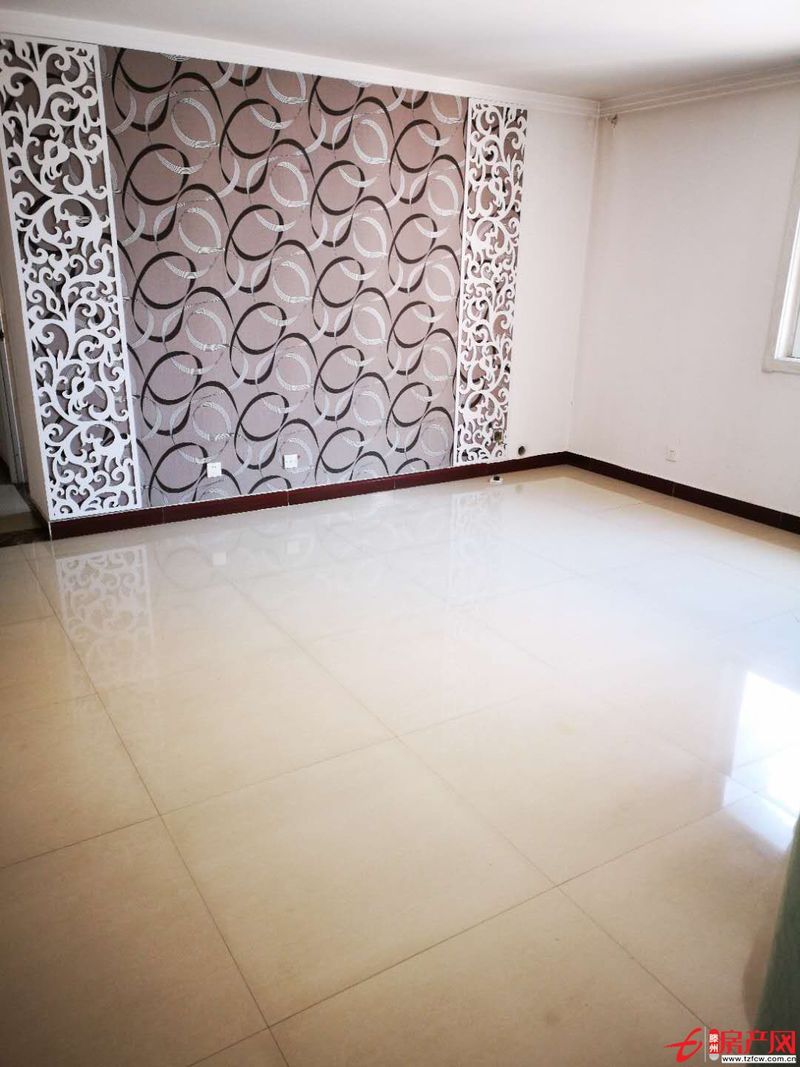 問天東區，頂樓，三室朝陽，簡單裝修，新證，配套設施齊全。