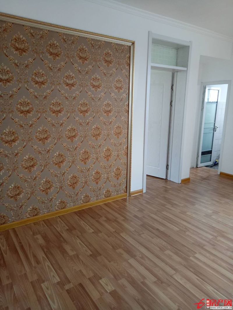 富麗華小區，多層，三室朝陽，需全款，三室一廳，有鑰匙。