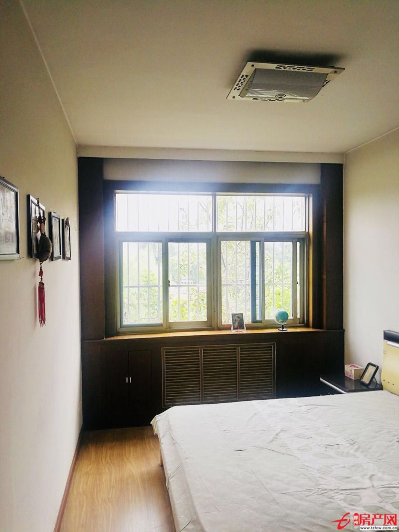 向陽，客廳寬大，視野好，是投資和居住的最佳選擇。