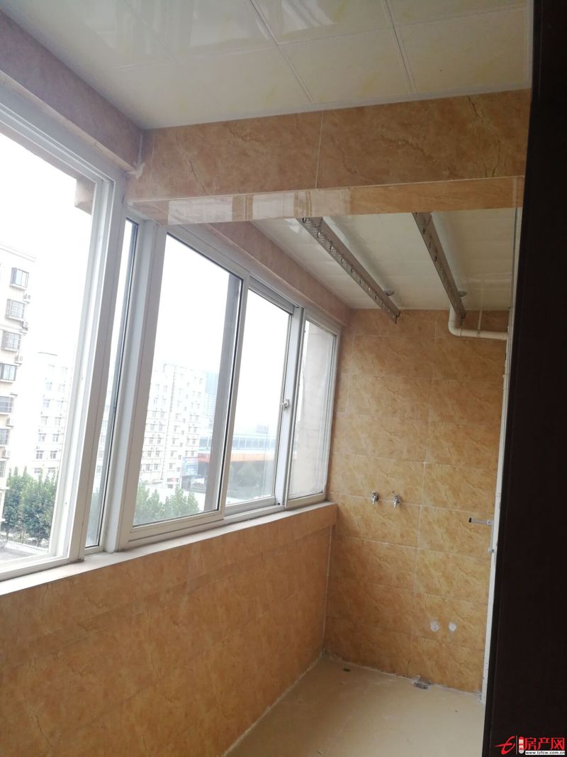 新裝修，地理位置佳