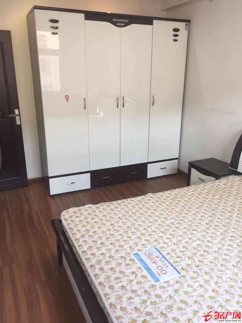 新興北區三樓東戶，三室一廳，精裝拎包入