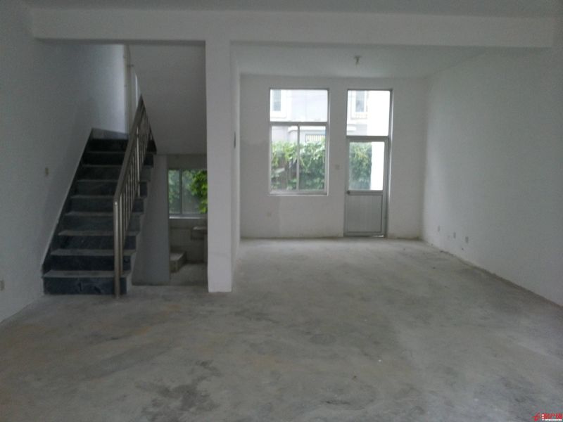 人和天地商鋪出租，價格便宜，水電消防改了