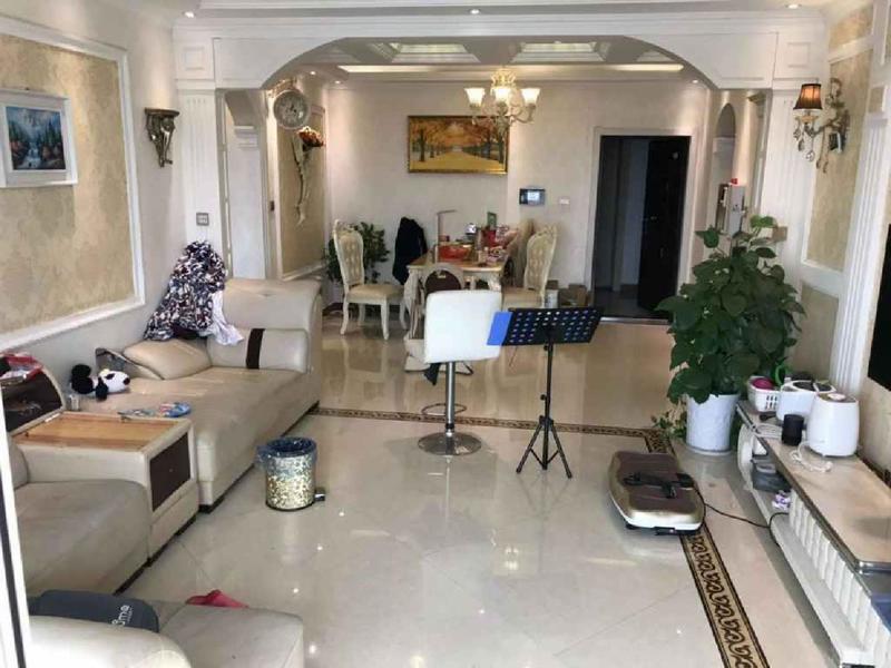 威尼斯 二區 精裝修 客廳三室朝陽 可貸款