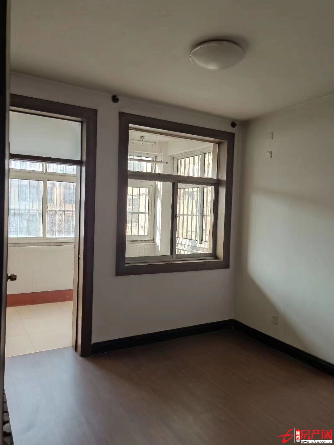 荊河小區一樓帶院三室朝陽可貸款簡單裝修有鑰匙隨時看房