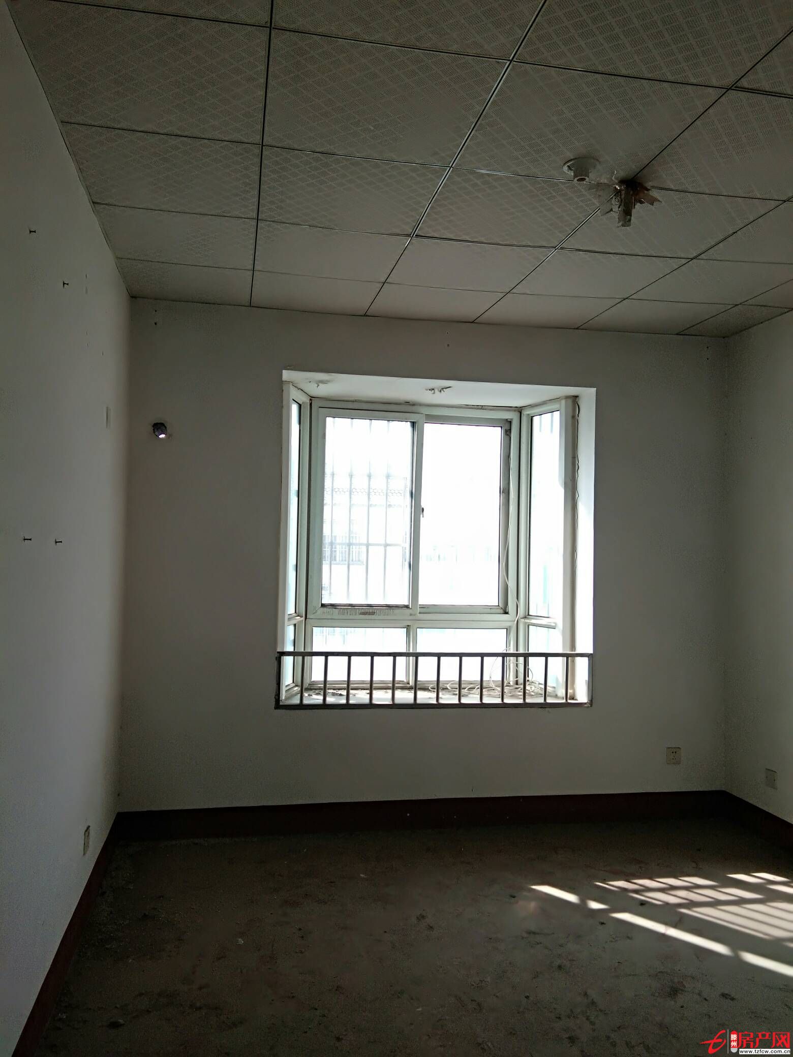 麗都水岸東區，多層六樓齊脊頂，毛坯，三室兩廳一衛，115平全