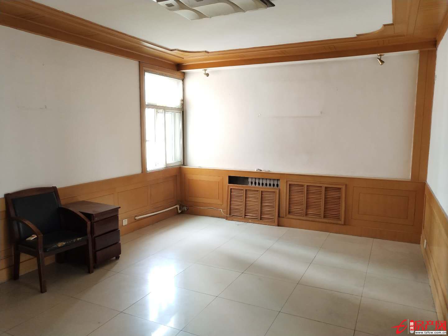 新興北區 多層五樓  三室一廳 證滿五 過戶費低 可貸款