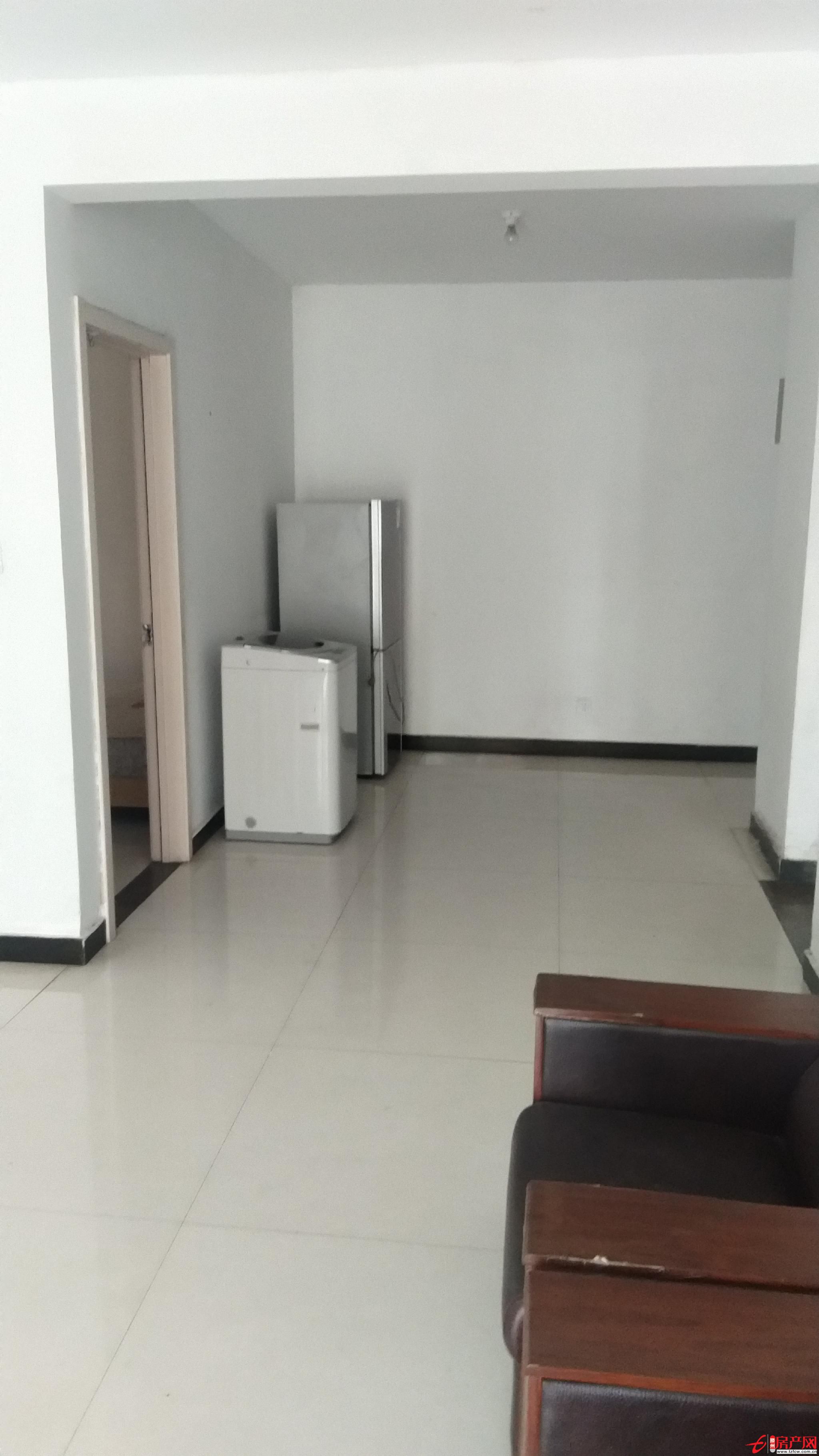 陽光國際96平2室2廳空調，床，洗衣機，冰箱