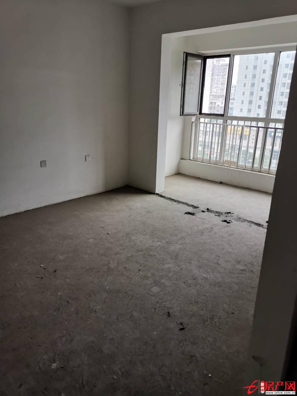 涵翠苑C區毛坯中間樓層三室，隨時看房