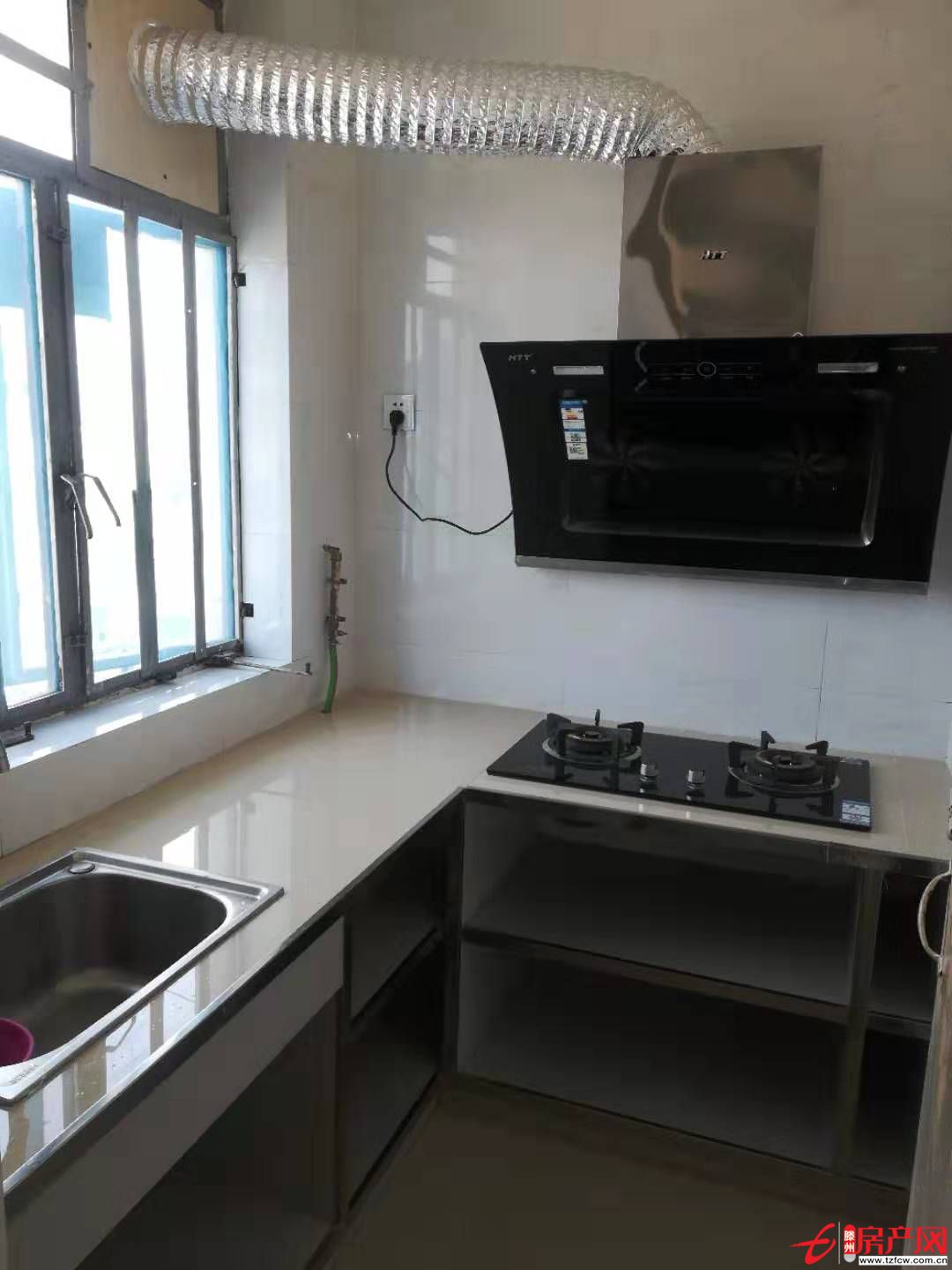 黃金位置，城市中心，新裝修，首次租，設施全，拎包即住。