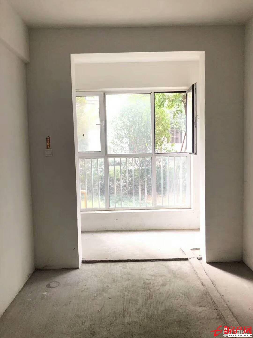 樓層好，戶型好，兩室一廳朝陽，直接寫名，地段佳交通便利