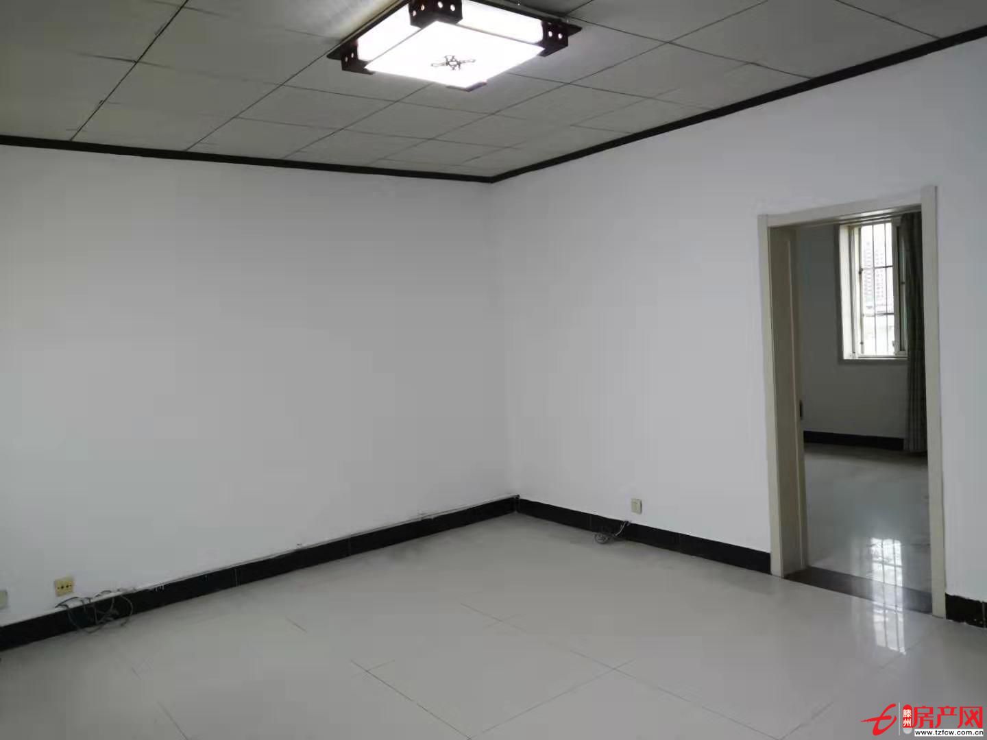 金城花園六樓八六平方含儲藏室水電暖齊全精裝修五七萬吉房急售