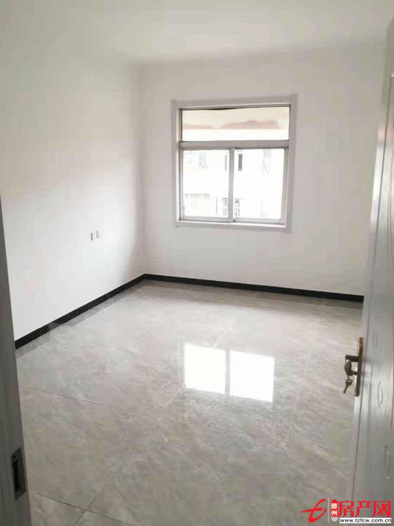 府前小區三室八十一平五十五萬六送儲藏室精裝修證滿五