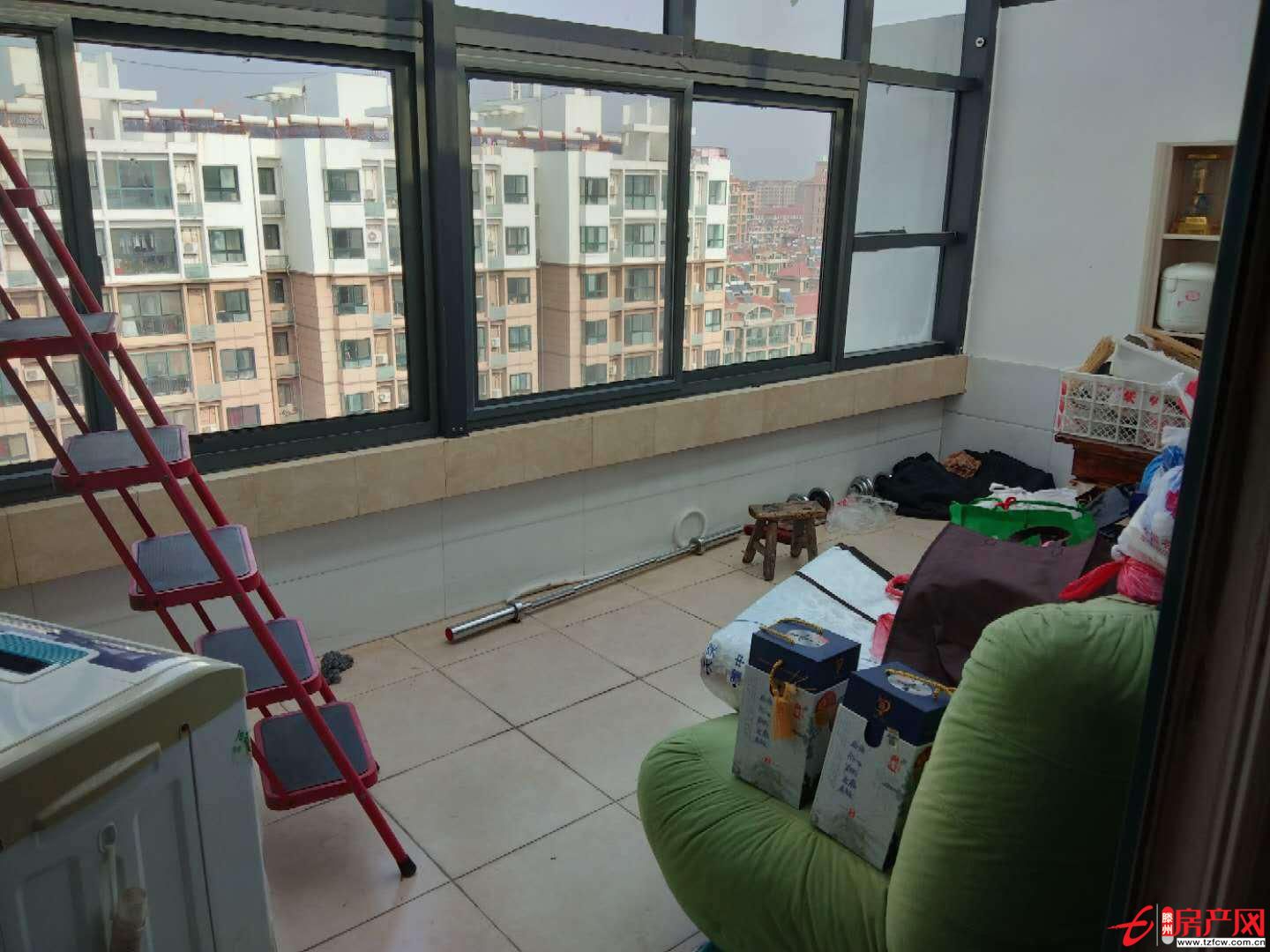 蘋果花園經典三室前排簡單裝修送一個大平臺儲藏室房產證滿兩年