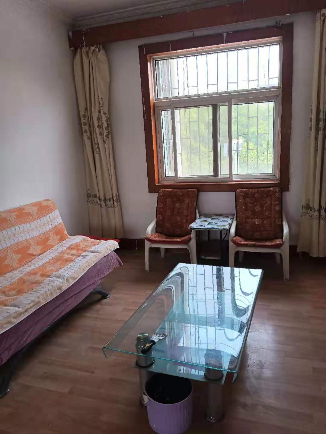 老一中對面老工商局小區1200元/月