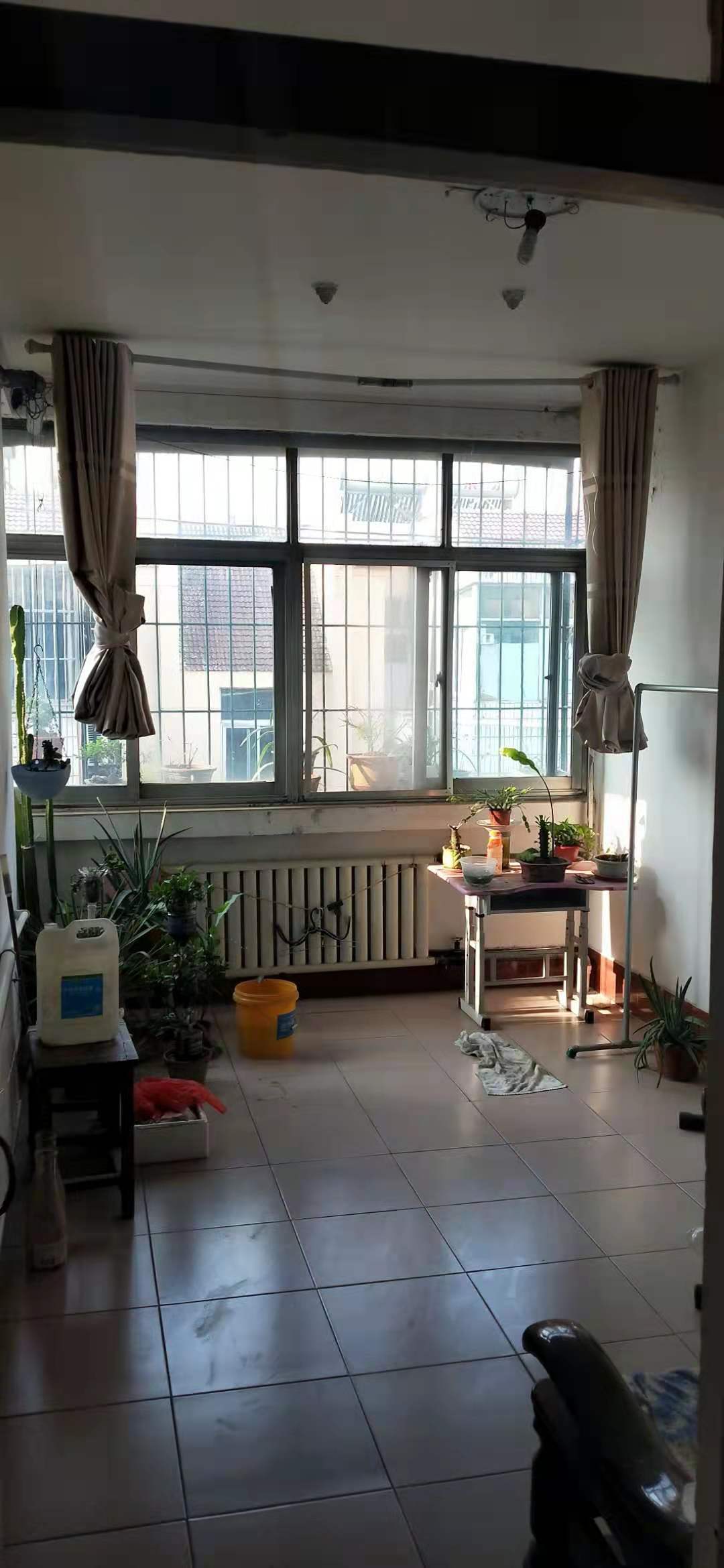 普通裝修3室1廳1衛80m2900元/月