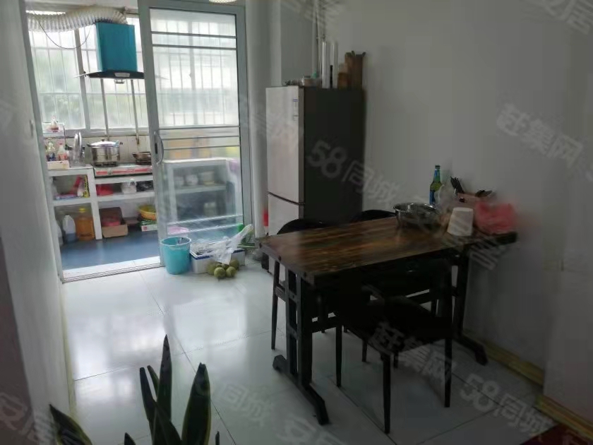 業主近期新裝修  無需二次裝修  3室2廳1衛104m298萬元