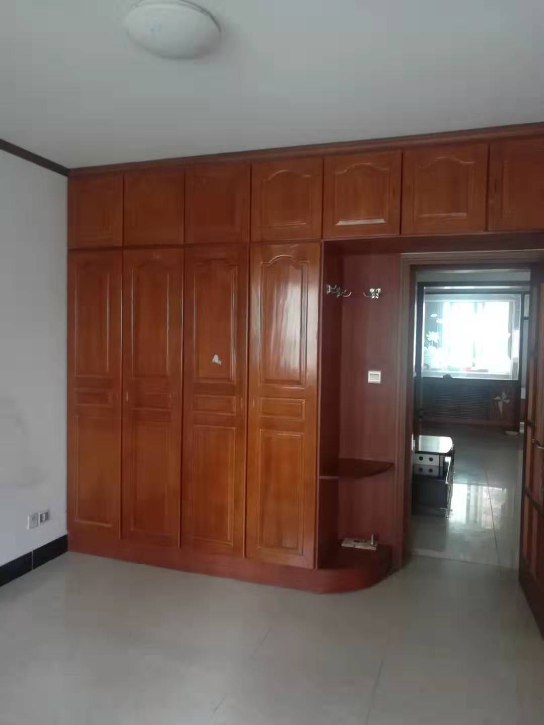 精裝修3室2廳1衛108m2，地下室18平，128萬元