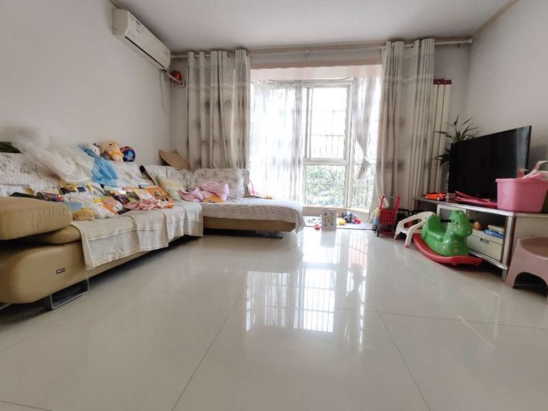 東方明珠花園旁邊東邊戶客廳大落地窗,精裝修多層高1樓