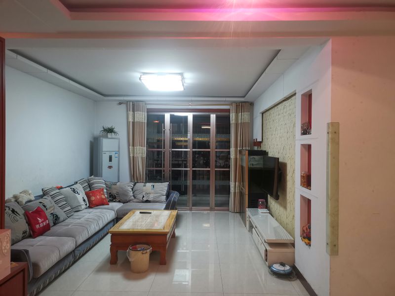 洪緒趙溝社區好房出售！3室2廳1衛62萬元132m2精裝修，帶車庫、儲藏室。