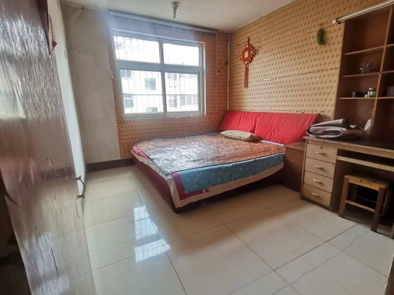 普通裝修3室1廳1衛76m21550元/月