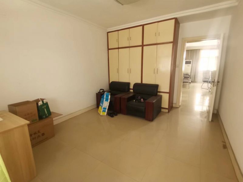 荊河公園對過，老實驗小學，億豐花園1樓，精裝修3室2廳2衛169萬元