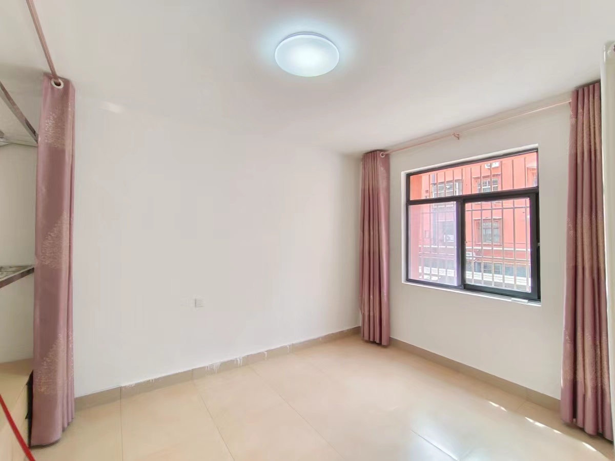 府前北去2樓新裝修供暖送地面儲藏室2室1廳1衛53m250萬元