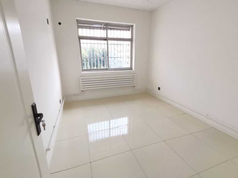 德鄰地產房源推薦！信達小區2室1廳0衛53萬元76m2普通裝修。