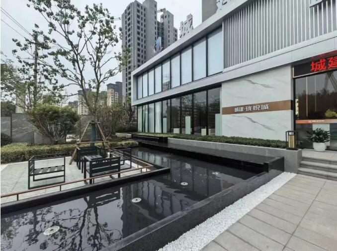 商品房位置佳，毛坯3室2廳2衛141m2110萬元，免費送兩個車位。已上房，隨時簽合同辦房證。