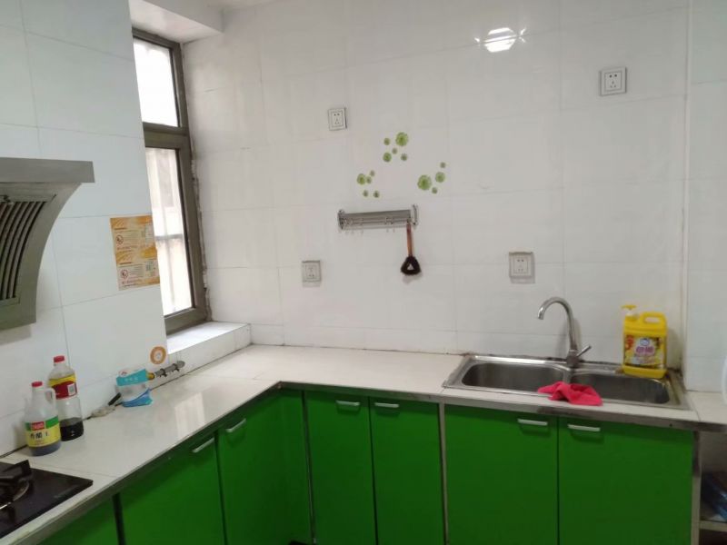 精裝修3室2廳1衛110m21300元/月